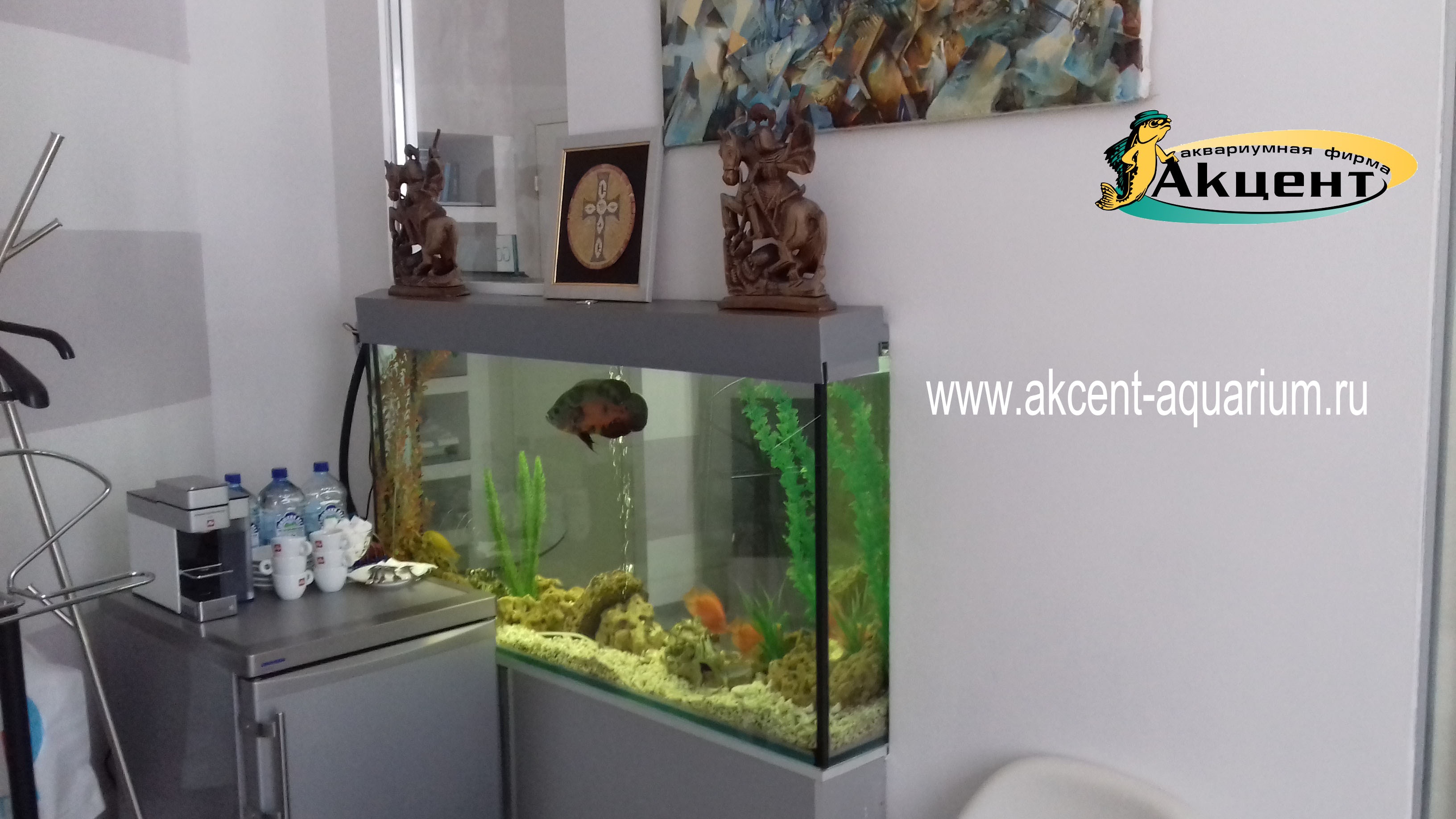 Акцент-аквариум,аквариум просмотровый 300 литров встроенный в стену